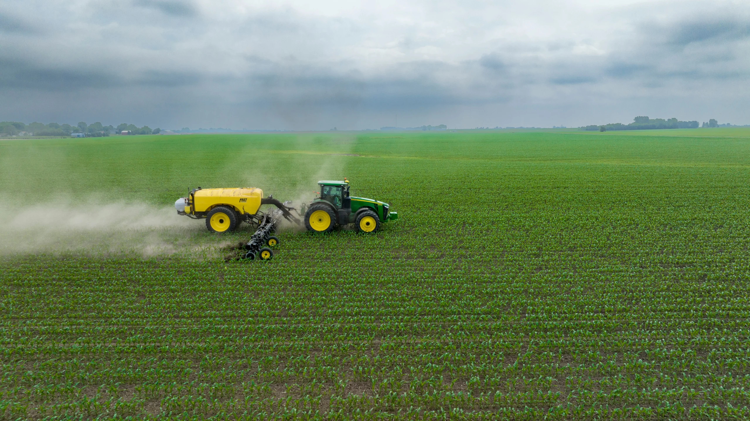 Application d'engrais sur culture de maïs, technique adaptée pour l'application d'AgriBiosol foliaire aux stades V6, VT et R3