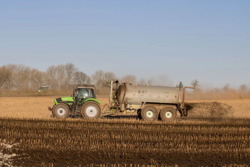Tracteur apportant un fertilisant sur une parcelle avant le semis