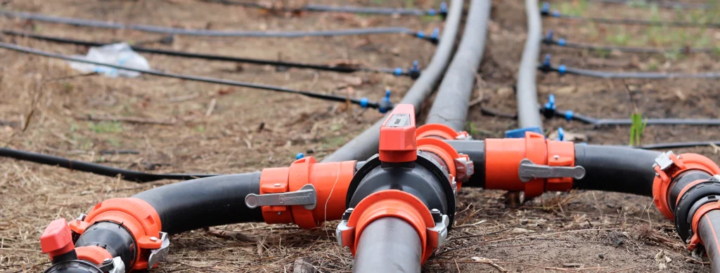 Fittings and valves of an irrigation distribution station