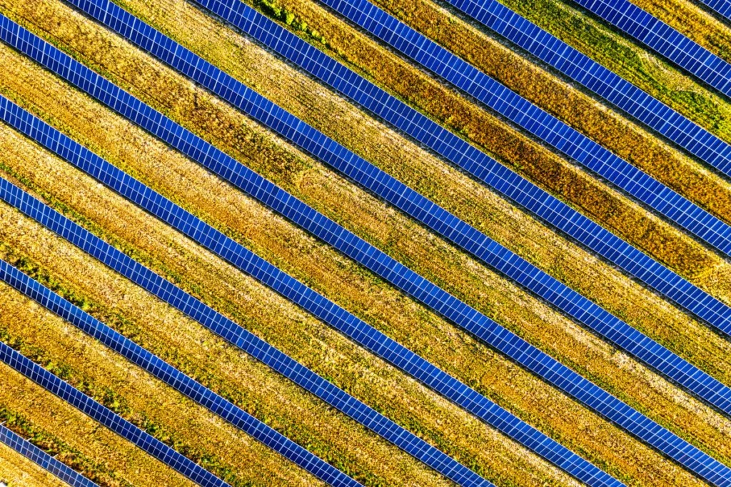 Rangées de panneaux solaires photovoltaïques vues du ciel